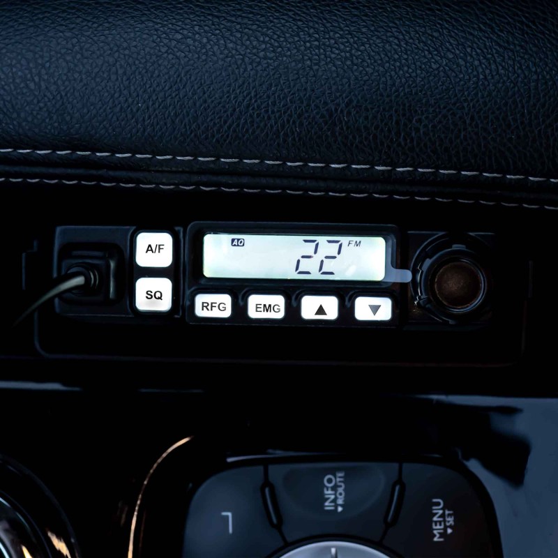 CB Escort radijska postaja HP 7120 ASQ, RF Gain, 4W, 12V in CB PNI Extra 48 antena z vključenim magnetom, 45cm, SWR 1.0